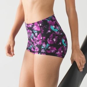 Lululemon Wunder 2" Mini Short in Midnight Bloom